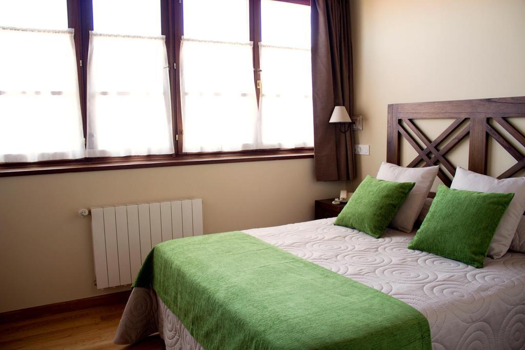 Hotel Y Apartamentos El Camin Poo De Llanes Room photo